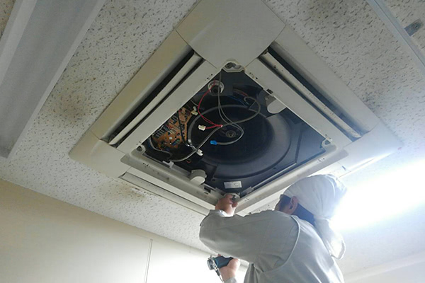エアコンクリーニング パーツの分解