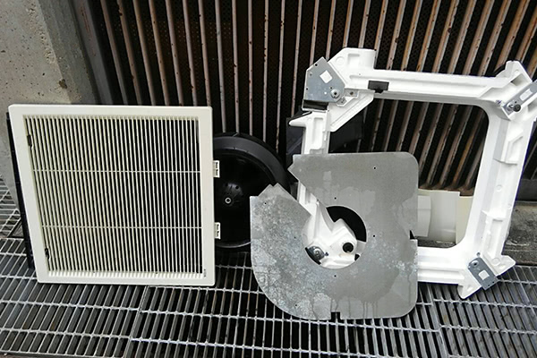 エアコンクリーニング パーツの洗浄