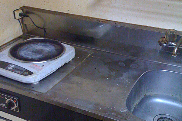 豊中市でのキッチンクリーニングサービス(流し台)の清掃前