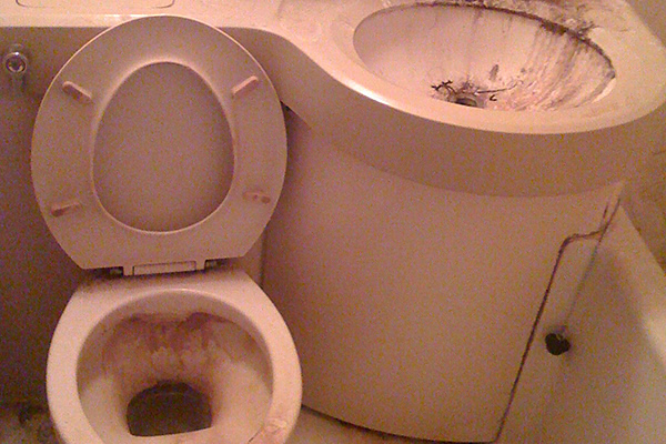 豊中市での事例のトイレクリーニングサービスの清掃前