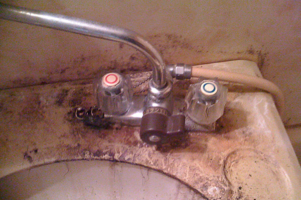 豊中市での住宅の洗面台の清掃前