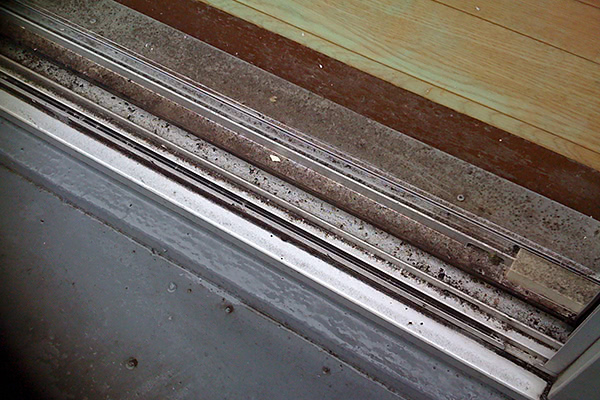 ガラスサッシクリーニングサービスの清掃前