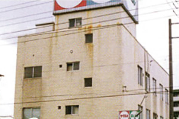 尼崎市での大型スーパーの外壁洗浄前