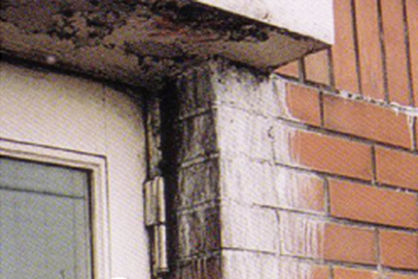 尼崎市での実例エフロ(白華)の除去前