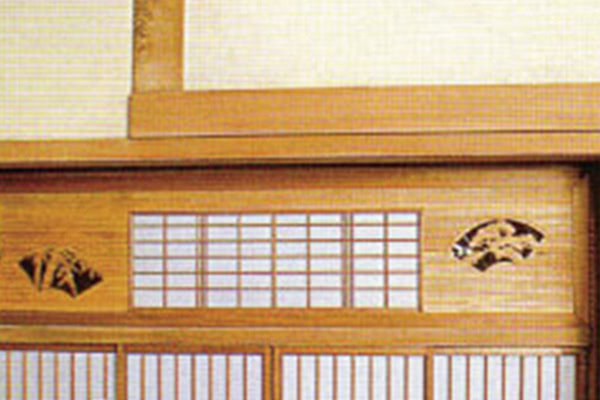 西宮市での欄間(ランマ)白木部分のアク洗い後