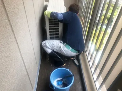 ベランダの害鳥の巣駆除と清掃
