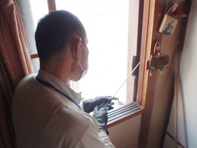 雨戸の隙間のコウモリ駆除