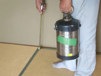 別の残効性薬剤をポンプ式噴霧